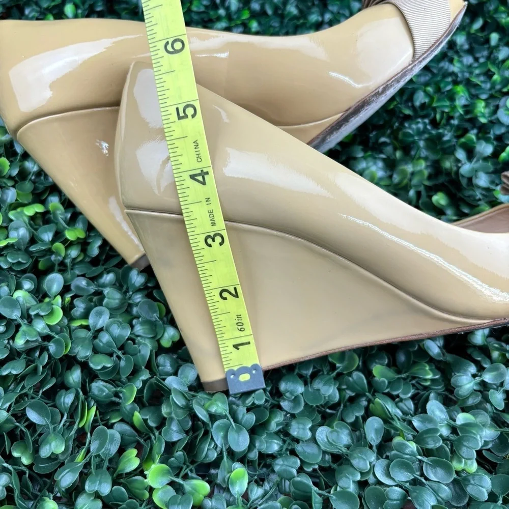 TORY BURCH TRUDY PEED-TOP WEDGE PUPMS PATENT LEATHER SIZE 9.5 Woman